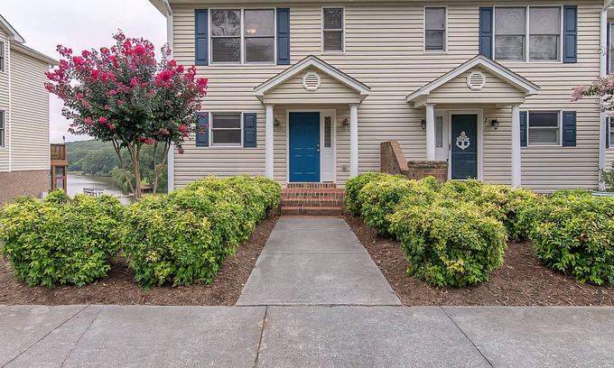 Hardy House | Charming 2-bedroom townhome on Smith Mountain Lake