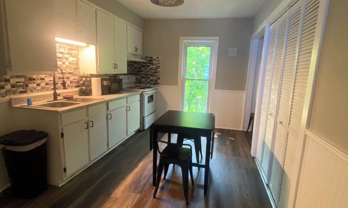 Chardon Apartment | Charming 2-bedroom upstairs apartment in lovely Chardon with AC