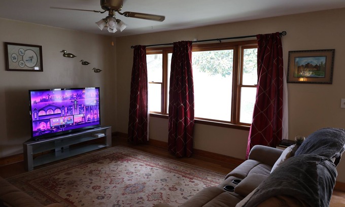 Guntersville House | Charming 2-bedroom house in superb Guntersville with AC, WiFi, carport & deck.