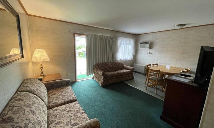 Lake George Condo | Charming 2-bedroom condo with fitness room, WiFi in Wonderful Lake George