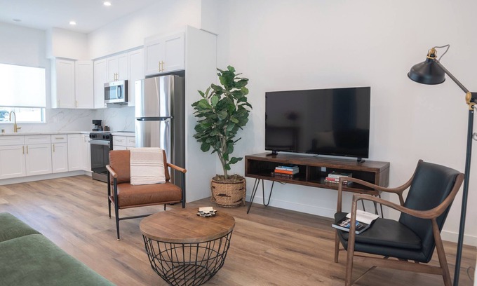 North Hollywood House | Charming 2-bedroom house in delightful Los Angeles with parking and laundry