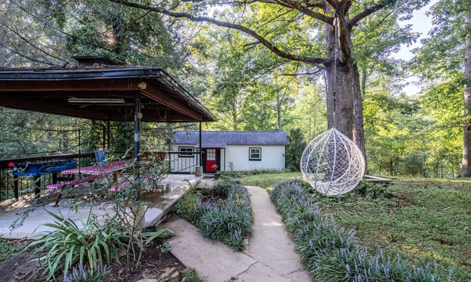 Sevierville Cottage | Charming 2-bedroom cottage in marvelous Sevierville with WiFi, AC