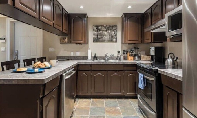 Kensington-Cedar Cottage Apartment | Charming 2 bedrooms suite in character home