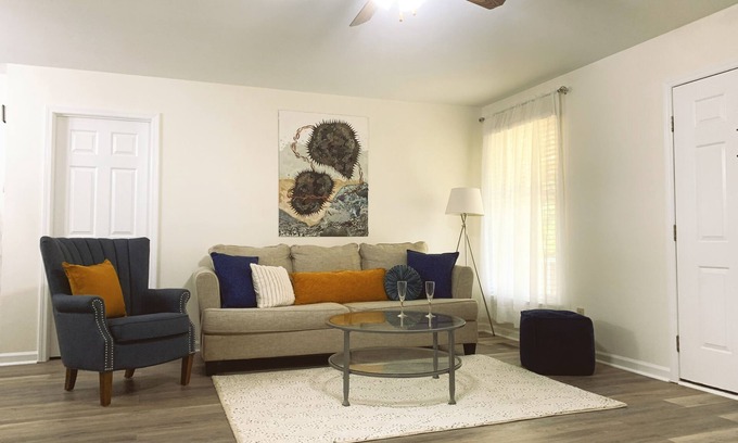 Durham House | Charming 2 br Cottage in the Woods near Zinc House Winery and Brewery!