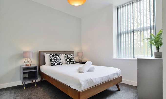 Salford Apartment | Charming 2-BR Flat near Salford Royal with Parking