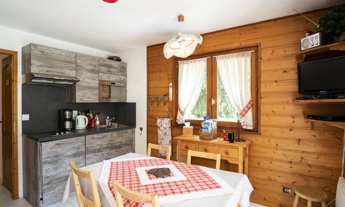 Chatel Apartment | Charming 2-Room Apartment for 4, Near Linga Lift, South/East Balcony, Fully Equipped
