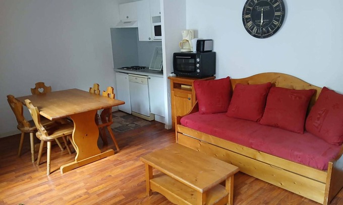 Vignec Apartment | Charming 2-Room Apartment for 6 with Pool Access in Vignec Village