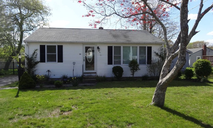 Narragansett House | Charming 2BR cottage, new deck, grill, AC, open floor plan, Washer/Dryer & MORE!