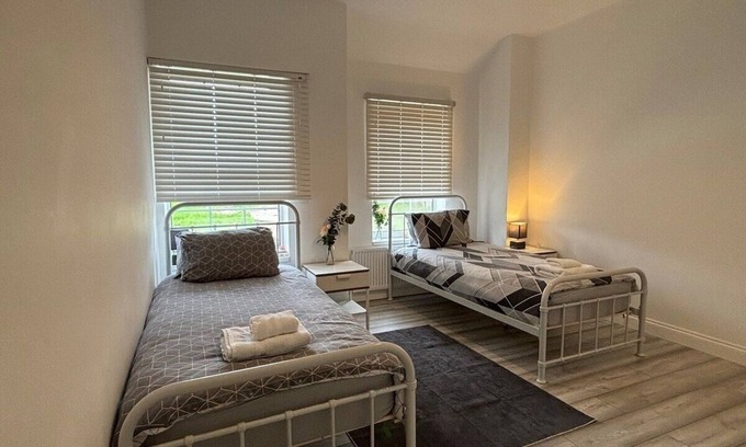 Crawley Cottage | Charming 2BR Cottage - Fully Furnished - 10min LGW