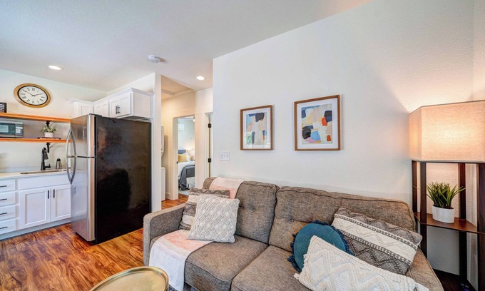 Boulder Creek Cottage | Charming 2BR Cottage Near Bethel-Peaceful Redding Retreat w/Trails Nearby