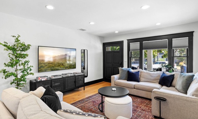 Mid City House | Charming 2BR in Heart of LA with Spacious Backyard