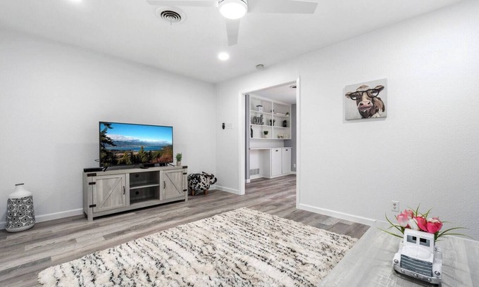 Temple House | Charming 3/2, 2 Miles to BSW, Walk to Shopping- Temple, TX