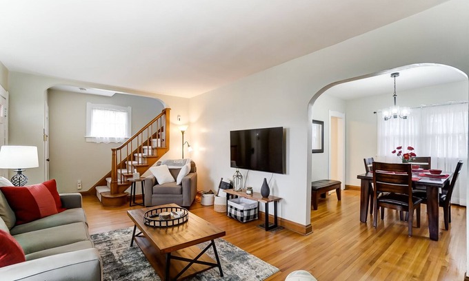 Westgate House | Charming 3 bdr! City location! Great parking!