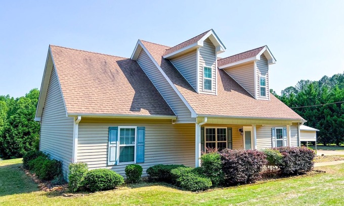 Thomaston House | Charming 3-bdrm house on 3 acres with heat/AC, fitness eqpt, WiFi in Thomaston