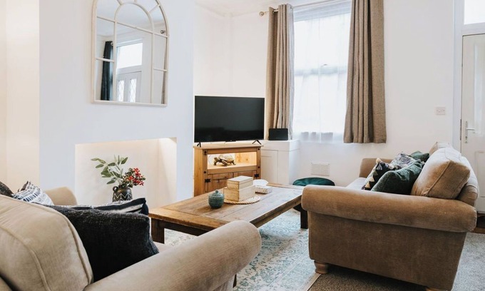 St Helens House | Charming 3 Bed Home | Central | Netflix | Games | Garden
