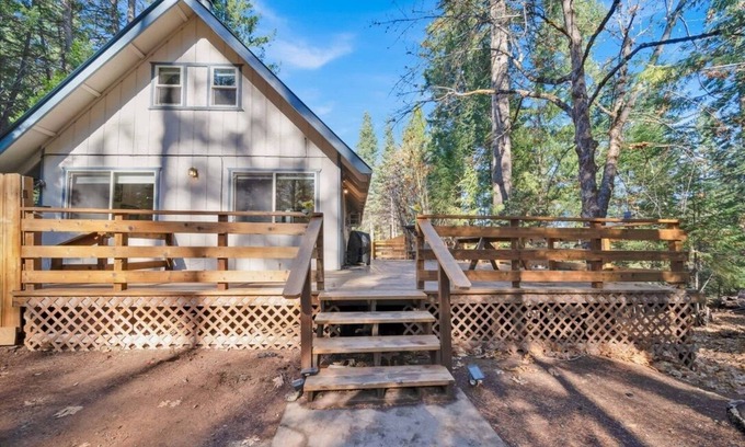 Trinity County Cabin | Charming 3-bedroom cabin with WiFi, AC in tranquil Trinity Center