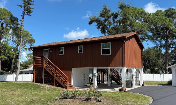 South Pinellas Community Council House | Charming 3-bedroom house with WiFi, AC, & swimming pool in peaceful St. Pete.