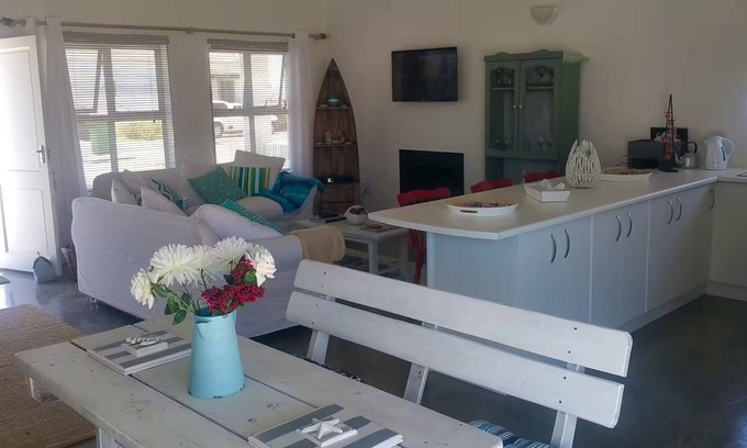 St. Helena Bay House | Charming 3-bedroom house in marvelous Golden Mile with WiFi