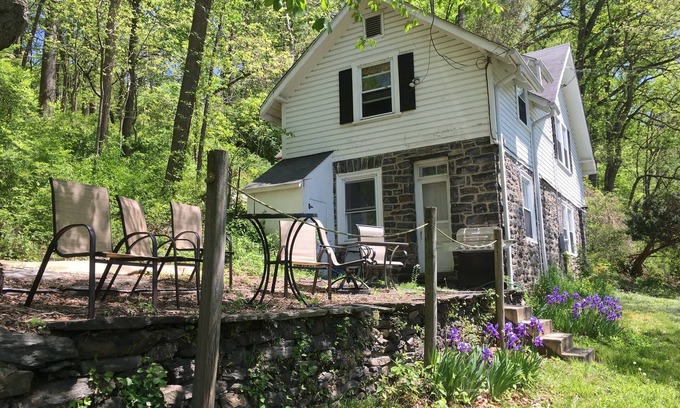 Radnor Cottage | Charming 3 Bedroom/2 Bathroom Carriage House, Kids & Pet Friendly