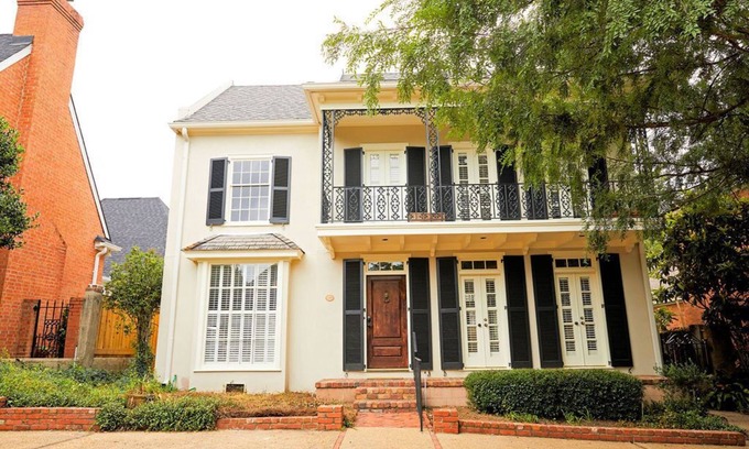 Summerville House | Charming 3-bedroom 3.5 bath located in a quiet cul-de-sac in Summerville.