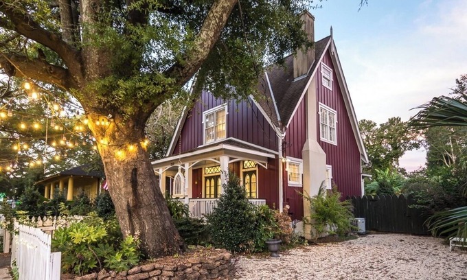 Mobile House | Charming 3-bedroom cottage in Oakleigh Historical District in downtown Mobile
