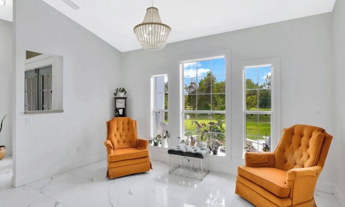 Rural Estates House | Charming 3-Bedroom + Den Sanctuary in Naples: 1 Acre of Tranquility AC & WiFi!