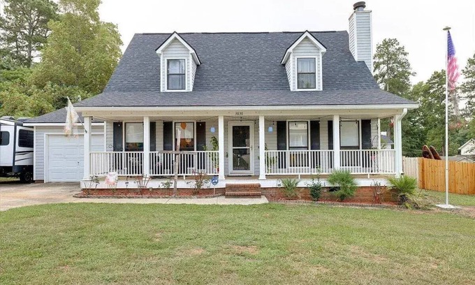 Martinez House | Charming 3-bedroom for Masters. Pool, Patio w/Firepit, Gas Grill. 5mi to course