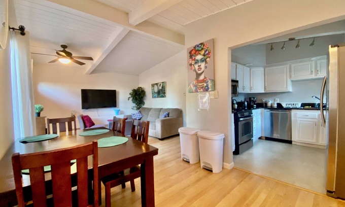 Suburban Park - Lorelei Manor - Flood Park Triangle House | Charming 3-bedroom house with AC, WiFi in Menlo Park