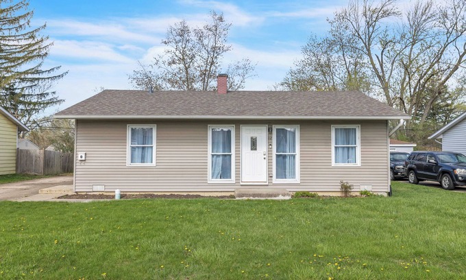 Streamwood House | Charming 3-bedroom house in Streamwood with AC, WiFi