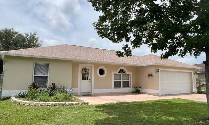Poinciana House | Charming 3-bedroom house in Kissimmee with AC, WiFi