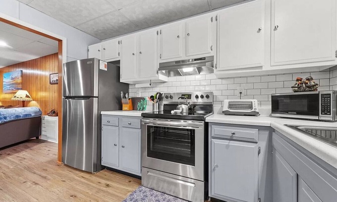 Higgins Lake House | Charming 3-bedroom house with AC, WiFi, 🏓Ping-Pong, Foosball,🔥Firepit,🍔 Grill