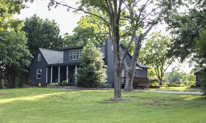 Salisbury House | Charming 3-bedroom home with gardens & chickens
