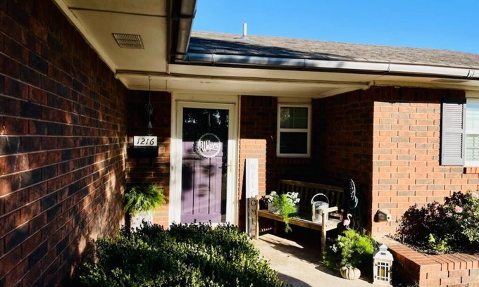 Fairview House | Charming 3-bedroom house with AC and WiFi in a quiet neighborhood.
