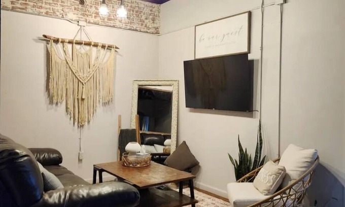 Mannford House | Charming 3-bedroom house with Wifi, soaker tub, rain shower, far infrared sauna