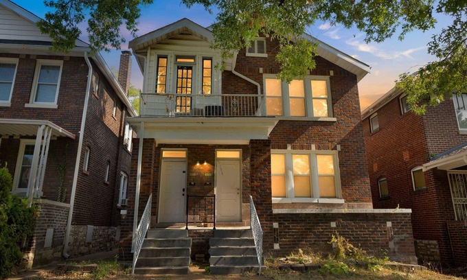 Northampton House | Charming 3-bedroom house with WiFi, AC in the heart of St. Louis