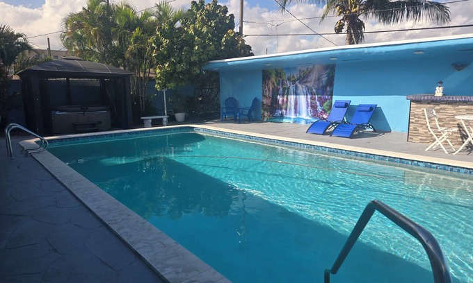 Hialeah House | Charming 3-bedroom house with WiFi, AC in awesome Hialeah. La casa Cubana.
