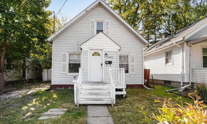 Lansing House | Charming 3-bedroom house with AC, WiFi in wonderful Lansing