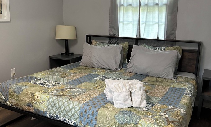Charleston County House | Charming 3-bedroom house in delightful Ravenel with WiFi, AC