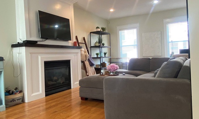 Columbus Park - Andrew Square House | Charming 3-bedroom house with WiFi, AC in South Boston