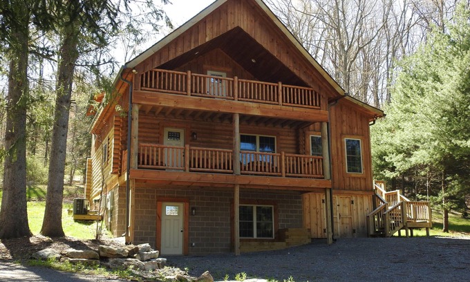 McHenry Cabin | Charming 3-bedroom log home with detached game and activities space