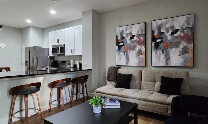 Crestwynd Bay House | Charming 3-Bedroom Modern Townhome near Disney