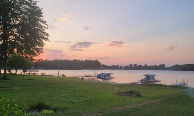 Coral House | Charming 3-bedroom Tiny slice of Paradise on Cowden Lake