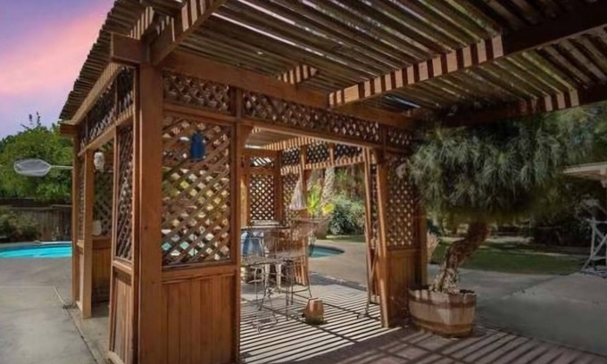 Greenacres House | Charming 3-bedroom house in delightful Bakersfield with WiFi, AC, and pool.