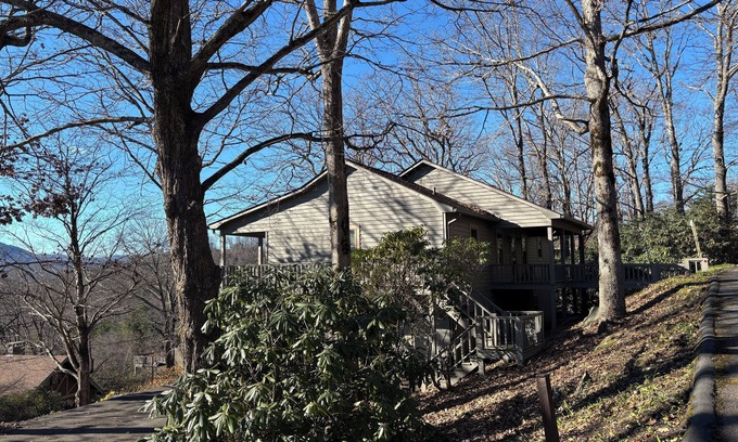 Blowing Rock Cottage | Charming 3-bedroom cottage in peaceful Blowing Rock with stunning views.