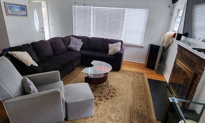 South Side House | Charming 3-bedroom house with WiFi free parking