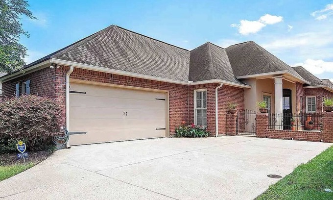 Prairieville House | Charming 3-bedroom house in Prairieville with AC