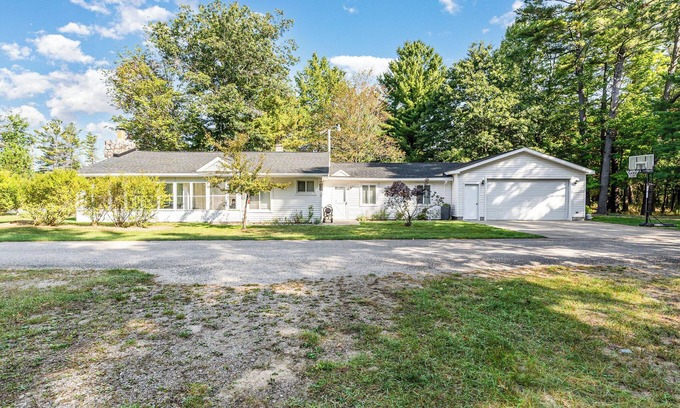 Northeastern Michigan House | Charming 3-bedroom vacation house in East Tawas on Tawas Bay Point.