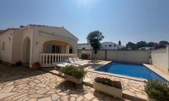 L'Escala Villa | Charming 3-bedroom villa with private pool, parking, AC and WiFi in L'Escala