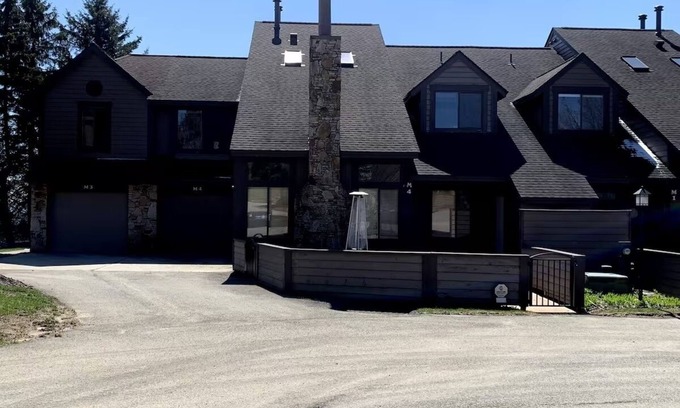 Seven Springs House | Charming 3 BR/3.5 Bathroom Townhome at Seven Springs Mountain Resort