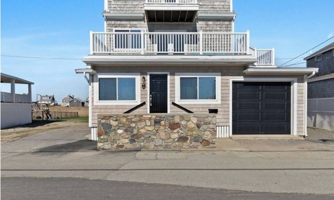 Scituate House | Charming 3 story house in Scituate surrounded by water